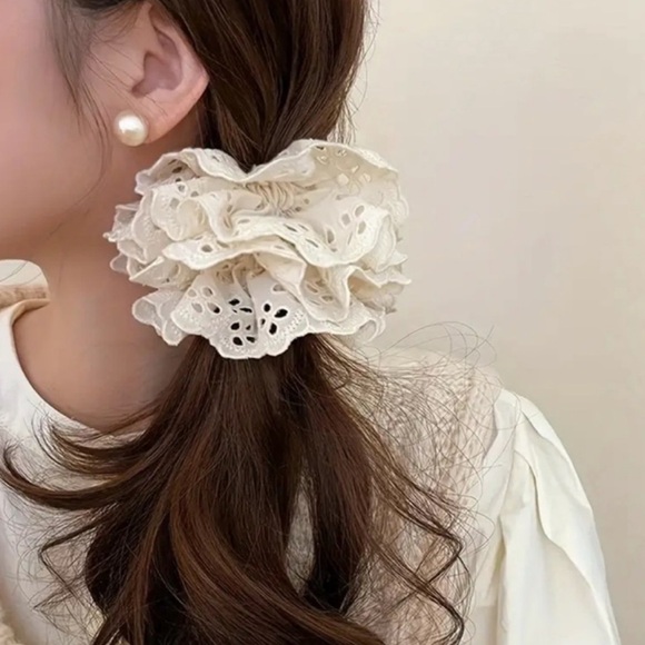 NWOT Ivory Eyelet Hair Scrunchie - Picture 1 of 2